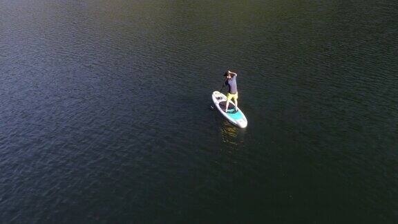 在湖里划船的人