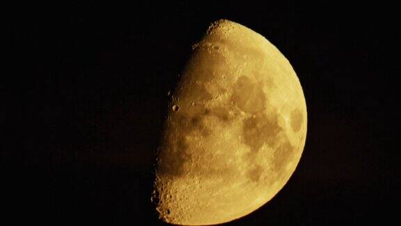 夜间半月的特写视频4k地球卫星的真实视频