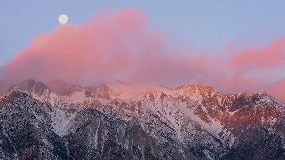 太阳升起时月亮落在山脉后面