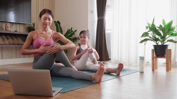 亚洲妇女和女儿在线瑜伽课程促进健康生活方式