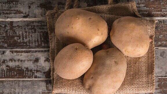 旧木桌上的生土豆