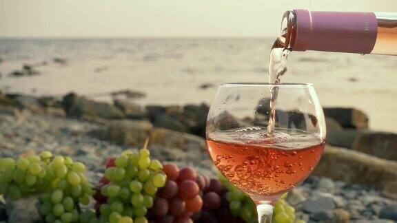 慢腾腾的葡萄酒装满了一杯在海边的葡萄
