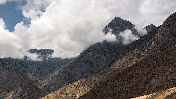 在巴基斯坦著名的目的地斯卡都的喀喇昆仑公路上喀喇昆仑山脉雪山的壮丽景色