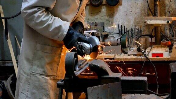 工人用磨床切割金属磨铁时的火花