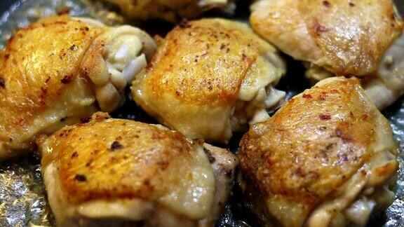 鸡腿在家里用平底锅煎家庭烹饪家乡菜炸鸡炸至金黄色家里的厨房