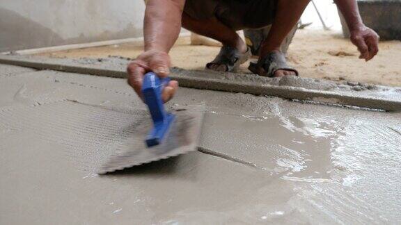 抹灰工用筛网刨平地板表面