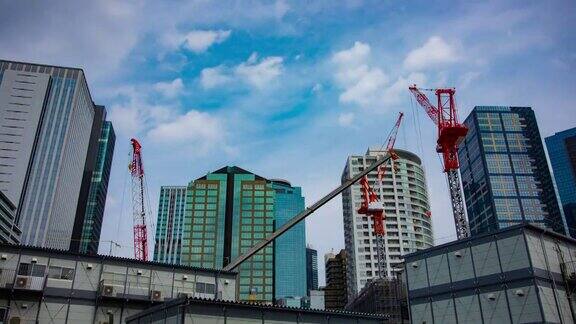 在新宿的一个在建的吊车的延时倾斜
