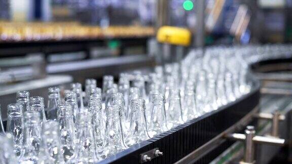 瓶子工厂内部有很多机器特写镜头
