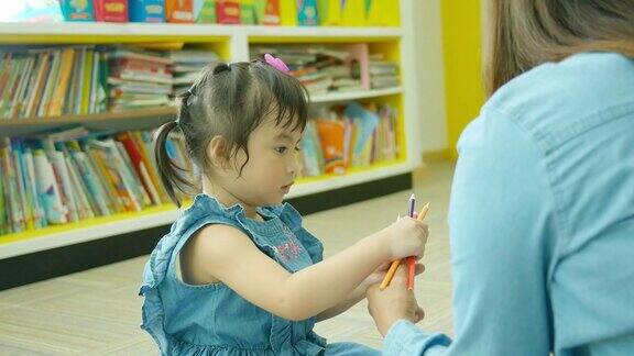 亚洲小女孩在图书馆学习