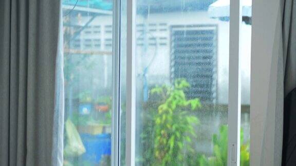 在雨天望着窗外慢镜头