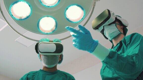 在现代医院里医生们正在使用增强现实眼镜学习检查人体内部器官来进行手术