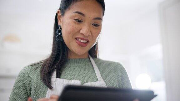 厨房解决方案和亚洲女性与平板电脑打字和解决问题与在线阅读食谱和美食博客准备一顿饭思考或日本人与科技家庭和搜索互联网