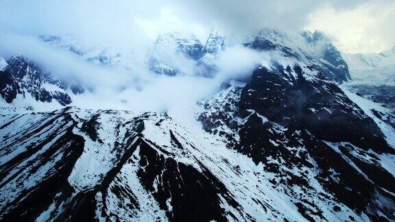 白雪皑皑的山峰喜马拉雅山中部的山脉