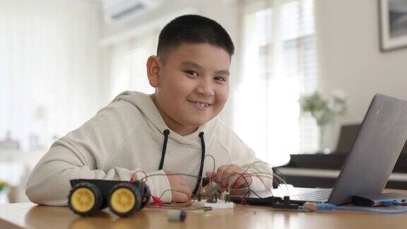 亚洲孩子在家做机器人汽车编程在线学习STEM