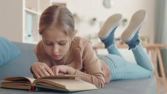 白人女孩阅读的书