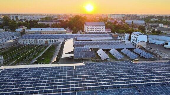工业建筑屋顶安装蓝色光伏板生产绿色生态电力的太阳能发电厂鸟瞰图生产可持续能源