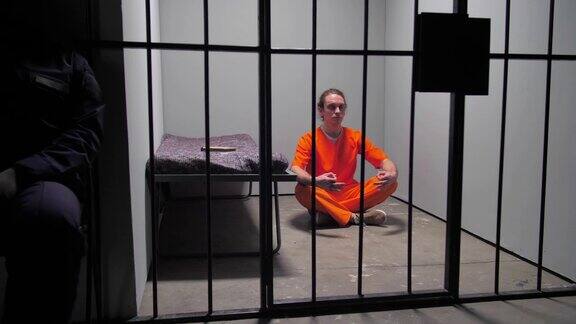 囚犯在监狱铁窗后冥想