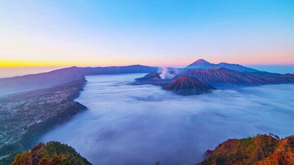 在印尼东爪哇的BromoTengger塞梅鲁国家公园从金刚视角看日出时壮观的Bromo火山自然景观背景延时拍摄