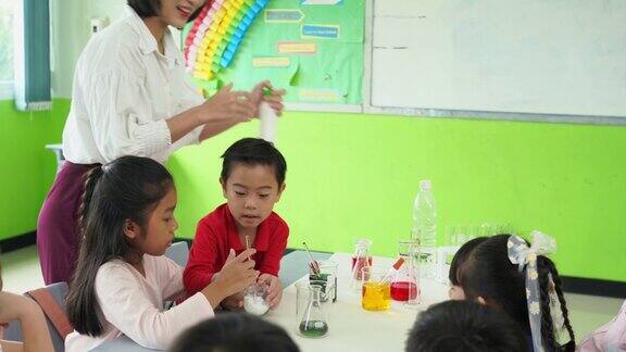 老师和孩子在科学实验室