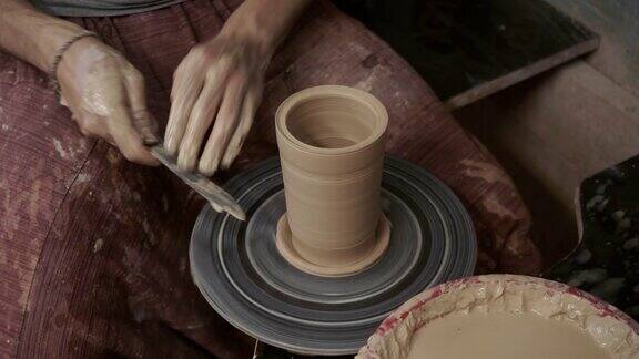 陶工制陶罐陶艺家一个男人在陶工的转盘上做了一个花瓶