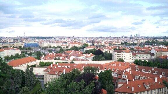 布拉格古城包括许多橙色的建筑和橙色的屋顶