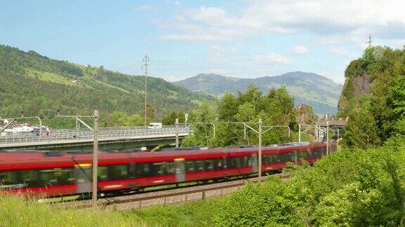 时光流逝汽车和火车交通附近的瑞士阿尔卑斯小镇隧道里来来往往的车辆Goldau广州施维茨