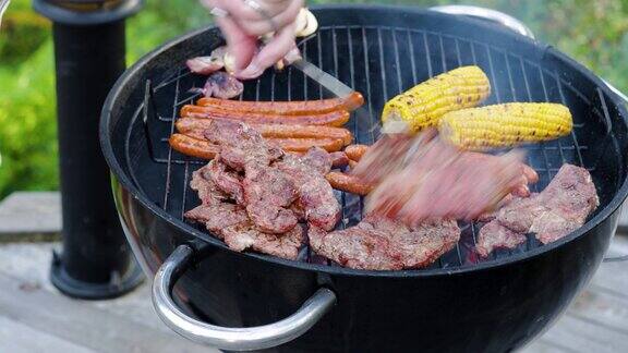 夏日里人们在户外烧烤肉排、玉米、香肠和洋葱健康食品瑞典