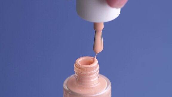 打开一罐淡粉色指甲油美容院美甲