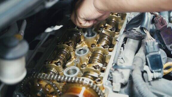 汽车修理工在修车厂修理发动机汽车维修服务车辆