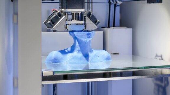 3D打印机在工作打印人体半身像