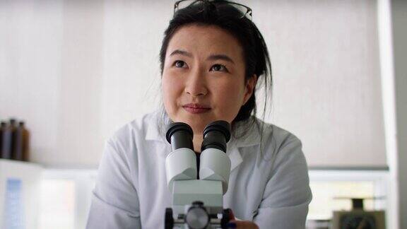 她发现了!亚洲女科学家用她的显微镜检查新分子