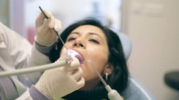 牙医检查病人的牙齿