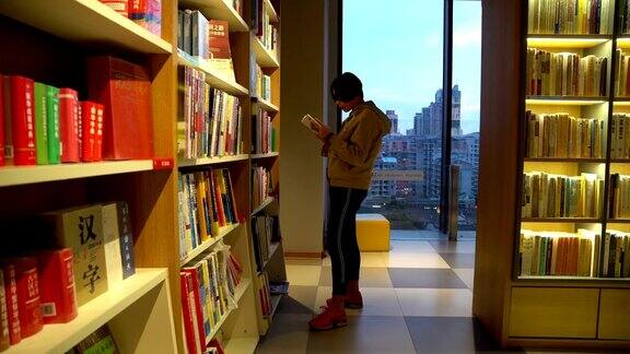女孩正在书店里选书