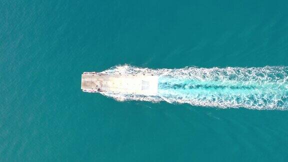 一艘船在克罗地亚罗维尼翡翠海上航行的航拍图