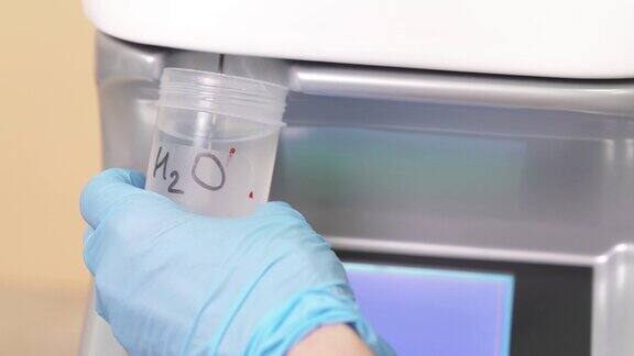 血液学计数器进行血液测试的近距离演示视频血液分析仪在现代专业实验室