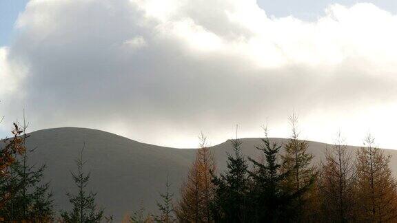 移动云接近山在秋天北爱尔兰
