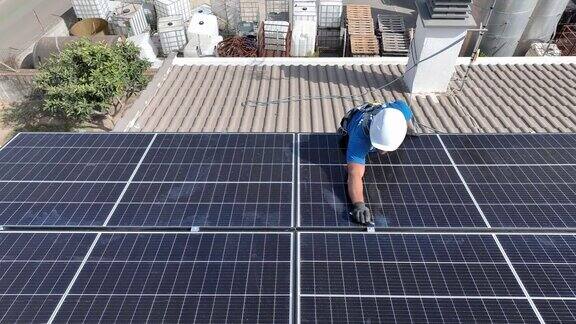 男工人调整和修理光伏太阳能电池板