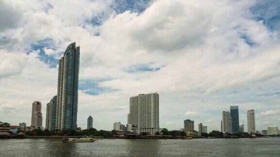 曼谷湄南河上的船只交通