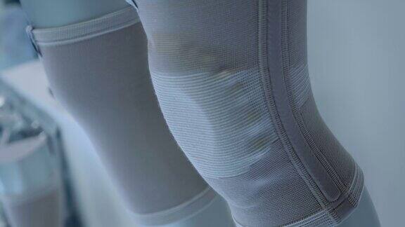 在人体模型的膝盖上有一个弹性绷带