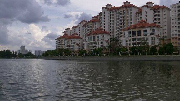 新加坡白天时间著名的鸭子船游览游览公园海岸全景4k镜头