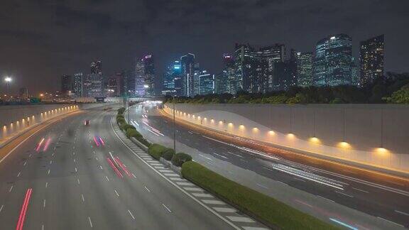 时间推移视频4K交通视图与背景新加坡地标金融商业区与摩天大楼交通在主要街道
