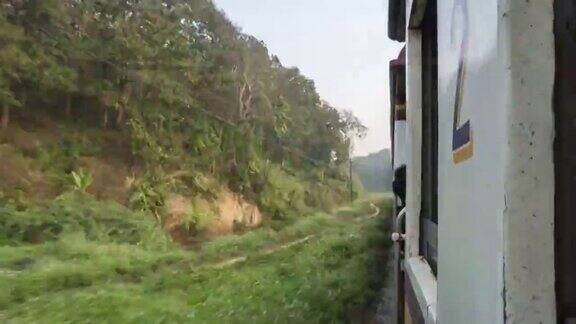 这条铁路在泰国转弯火车停靠在那里
