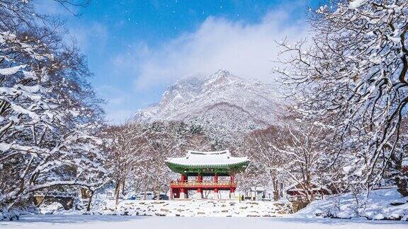 白雪覆盖的白羊寺冬季风景