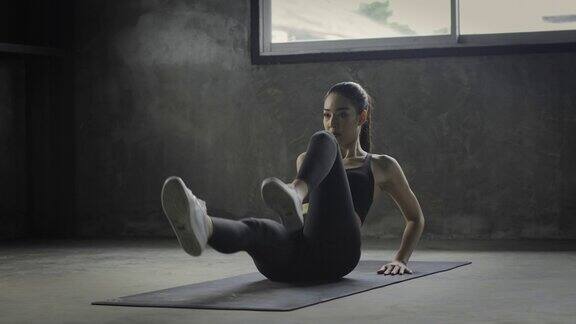 美丽的亚洲女人在私人健身房锻炼