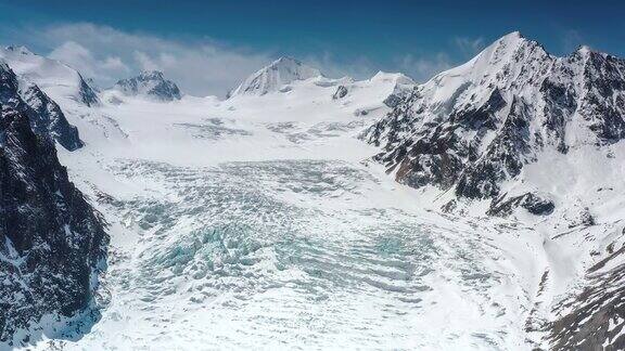 巨大的冰川从山顶倾泻而下