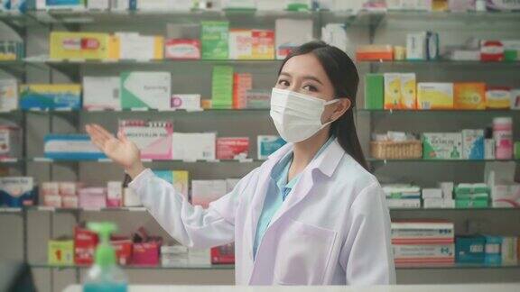 亚洲女药剂师戴着防护面具和实验服在现代药房药房的肖像