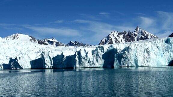 4K:北极斯匹次卑尔根群岛斯瓦尔巴群岛北部峡湾的斯瓦尔巴冰川