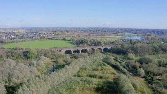 阳光明媚的日子里英格兰中部的高架桥上的铁路
