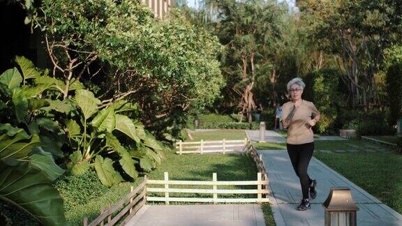 亚洲老年妇女慢跑