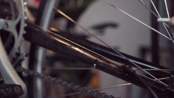 自行车技师在家车库修理和修理自行车齿轮在自行车车间工作的小企业主
